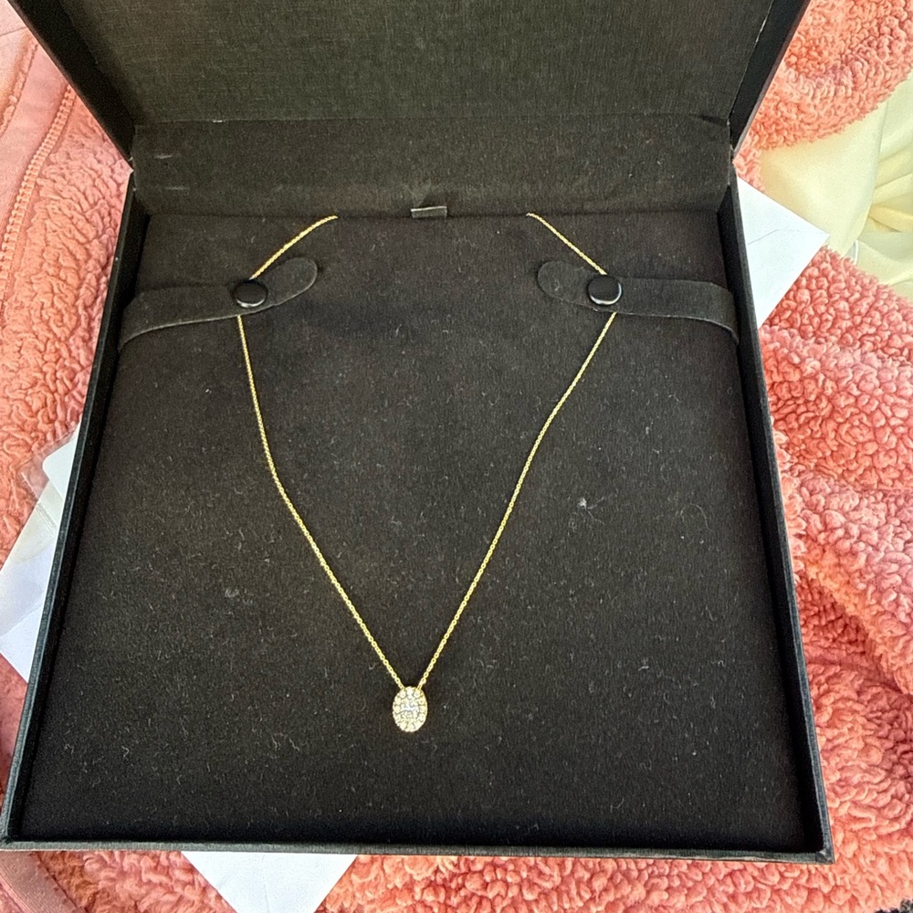 Elegant Gold Necklace with Pendant